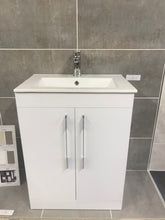Sn0 White Basin Unit 600mm